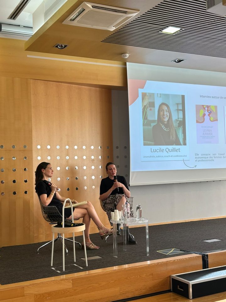 Échange sur scène lors de la conférence « Femmes et Argent »