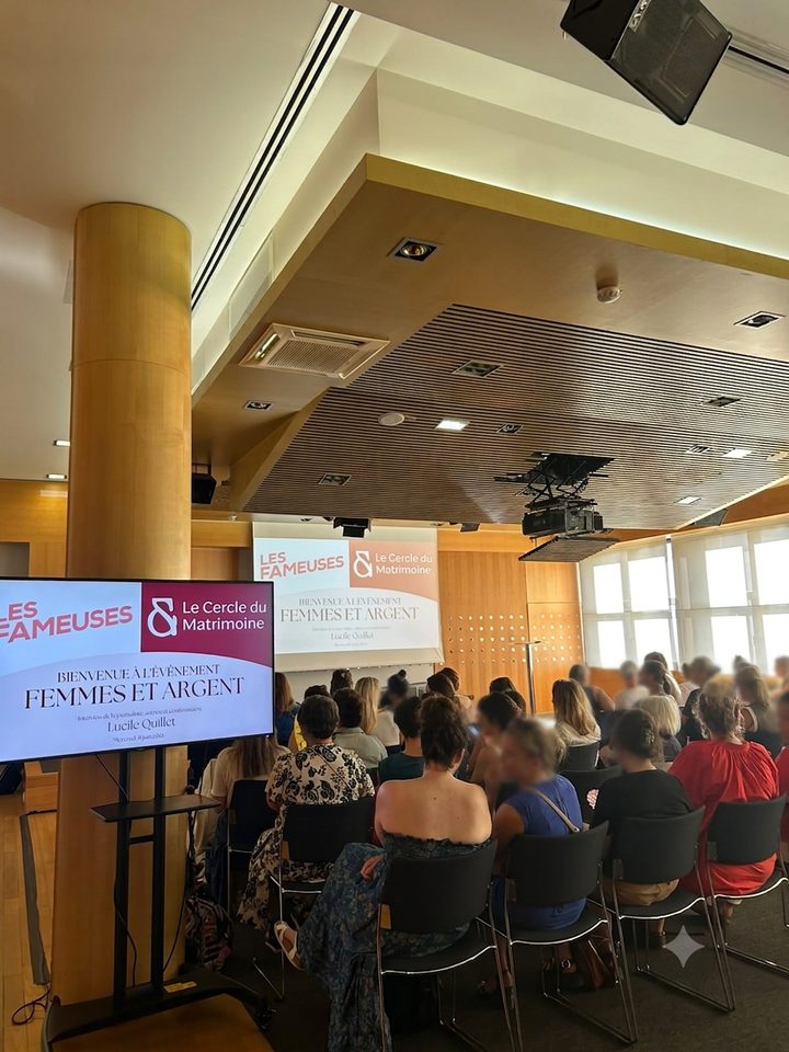 Public réuni pour la conférence « Femmes et Argent »